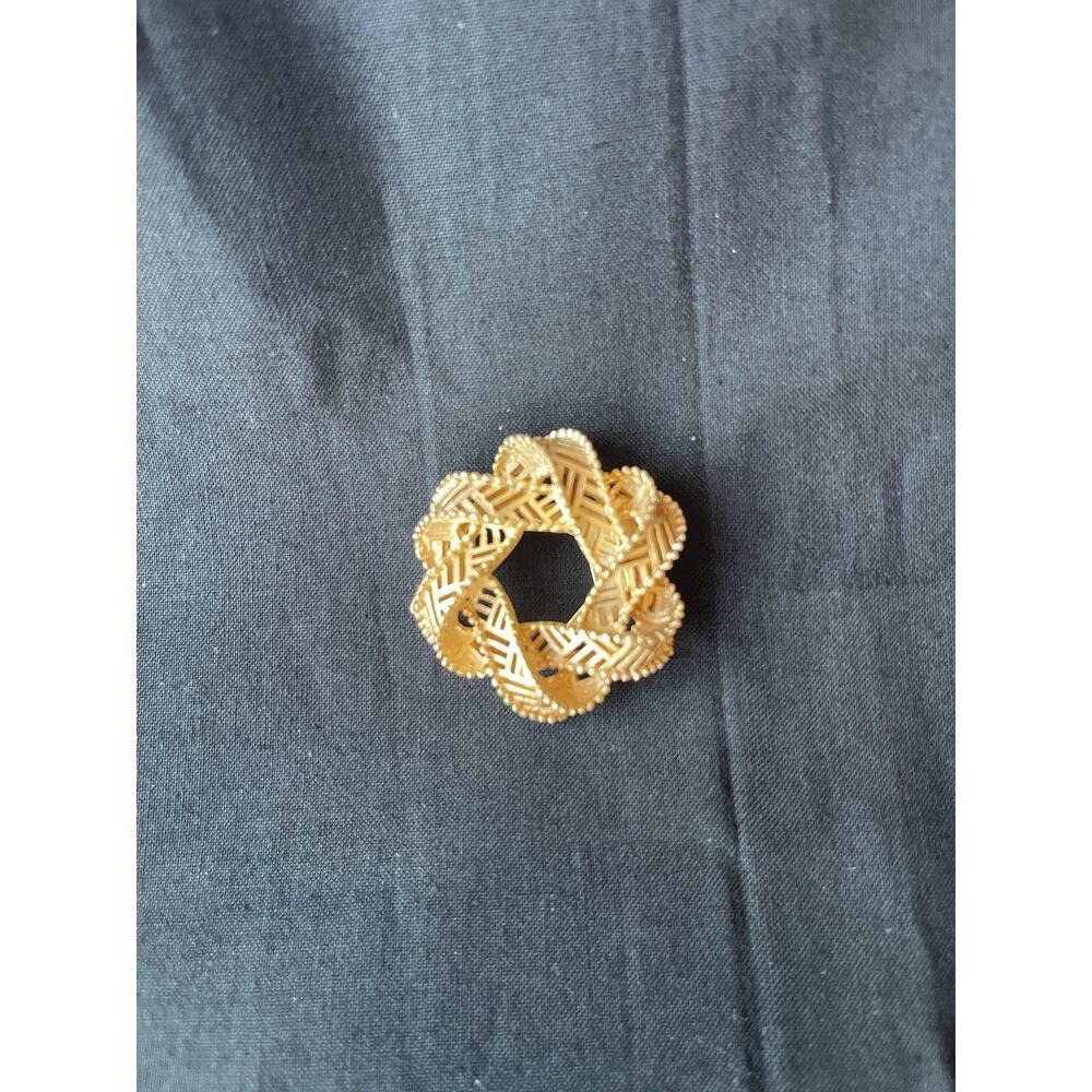Vintage Trifari Lace Knot Gold Tone Scarf Guard Clip without Pin